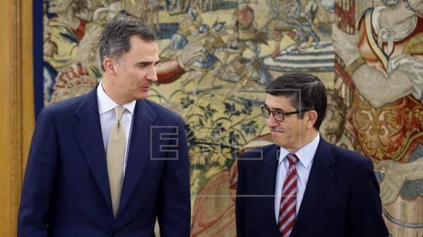 Quốc vương Tây Ban Nha Felipe VI (bên trái) chào đón Chủ tịch Quốc hội Patxi Lopez trong cuộc đàm phán với lãnh đạo các đảng ngày 26/4 tại Madrid