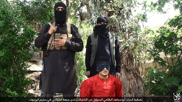 Abu Mujahid al-Baqai trong bộ trang phục màu cam quỳ gối trước hai chiến binh IS