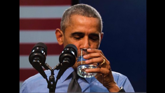 Tổng thống Mỹ Barack Obama uống nước trong cuộc họp báo ở Flint, Michigan