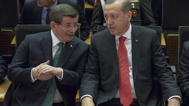 Thủ tướng Thổ Nhĩ Kỳ Ahmet Davutoglu (trái) và Tổng thống Recep Tayyip Erdogan 