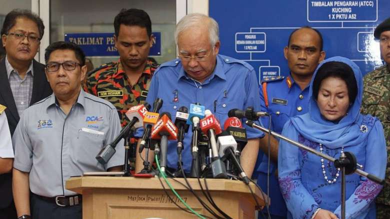 Thủ tướng Malaysia Najib Razak tại cuộc họp báo ở sân bay Quốc tế Kuching