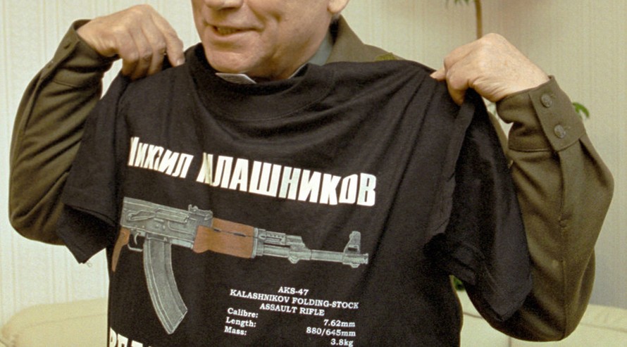 Ông Mikhail Kalashnikov, cha đẻ của khẩu AK-47 huyền thoại ướm trên người chiếc áo phông in hình súng.