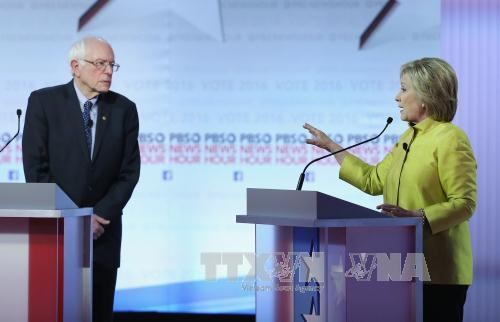 Cuộc tranh luận giữa hai ứng cử viên của Đảng Dân chủ là cựu Ngoại trưởng Hillary Clinton (phải) và Thượng nghị sĩ bang Vermont Bernie Sander. Ảnh: AFP/TTXVN