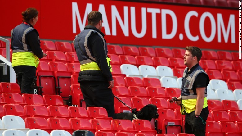Cảnh sát cùng cảnh khuyển kiểm tra kĩ càng từng ghế ngồi trên sân vận động Old Trafford