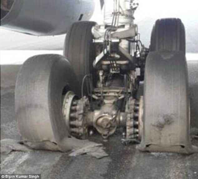 Lốp máy bay bị nổ khi hạ cánh