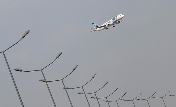 Một phi cơ EgyptAir chuẩn bị hạ cánh xuống sân bay ở Cairo, Ai Cập, ngày 19/5