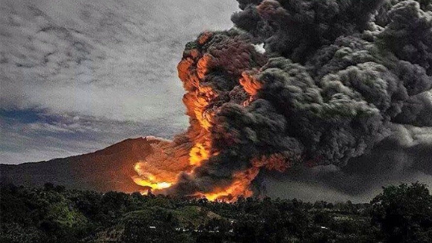 Cảnh núi lửa Sinabung phun trào nhìn từ xa