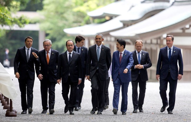 Thủ tướng Nhật Bản Shinzo Abe (thứ ba từ phải sang) dẫn các lãnh đạo G7 đến thăm đền Ise Grand.