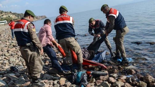 Thi thể một người di cư trôi dạt vào bờ biển. Ảnh: AFP