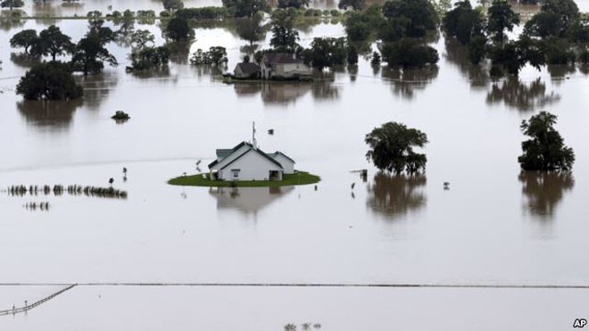 Toàn khu vực Rosharon, Texas chìm trong nước lũ.