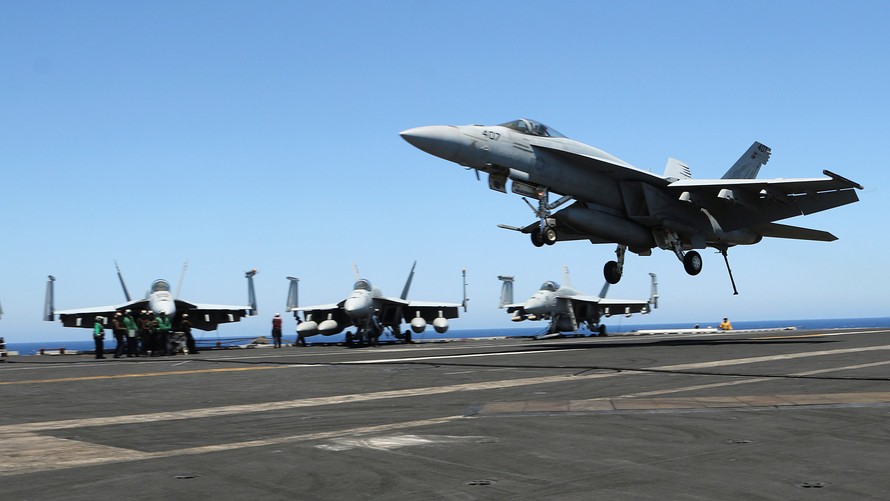 Chiến đấu cơ F/A-18 cất cánh từ tàu sân bay USS Harry S. Truman