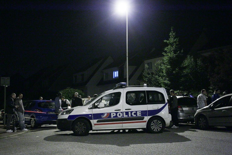 Xe cảnh sát bên ngoài hiện trường vụ tấn công ở Magnanville, ngoại ô Paris