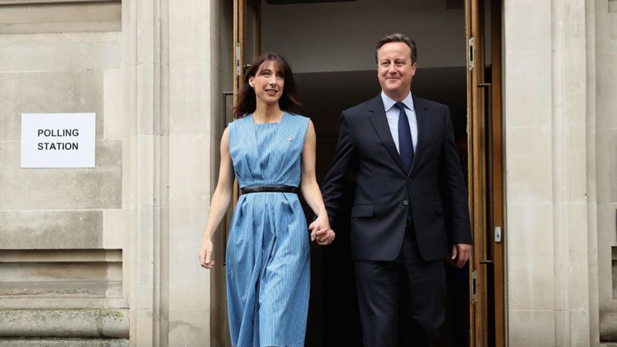 Thủ tướng Anh David Cameron cùng phu nhân Samantha rời khỏi điểm bỏ phiếu ở Westminter.