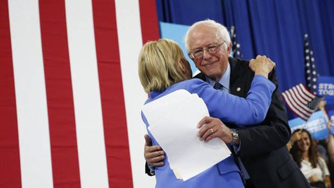 Bà Hillary Clinton ôm ông Bernie Sanders sau khi ông tuyên bố sẽ ủng hộ bà làm Tổng thống Mỹ