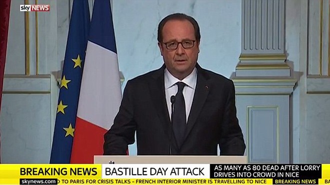 Tổng thống Pháp Francois Hollande trong cuộc họp báo sau vụ khủng bố Nice