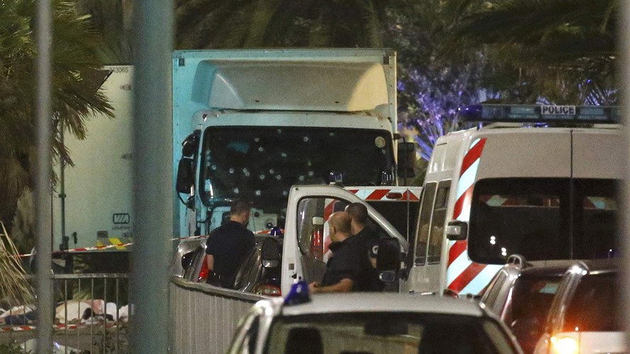 Chiếc xe tải lỗ chỗ vết đạn trong vụ khủng bố Nice
