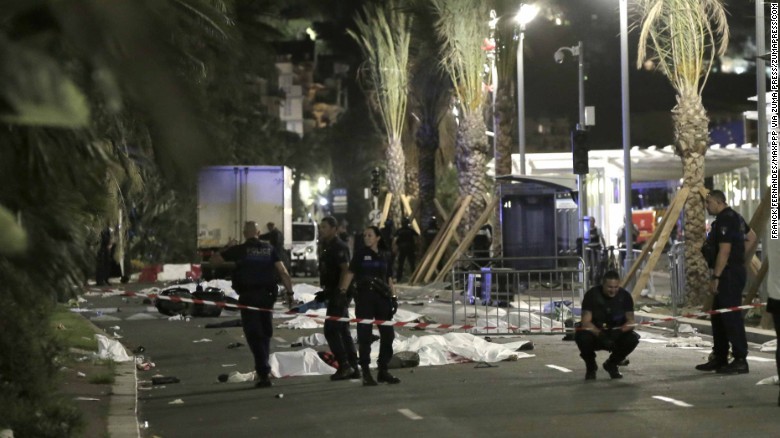 Thi thể nạn nhân nằm la liệt trên đường sau vụ khủng bố Nice