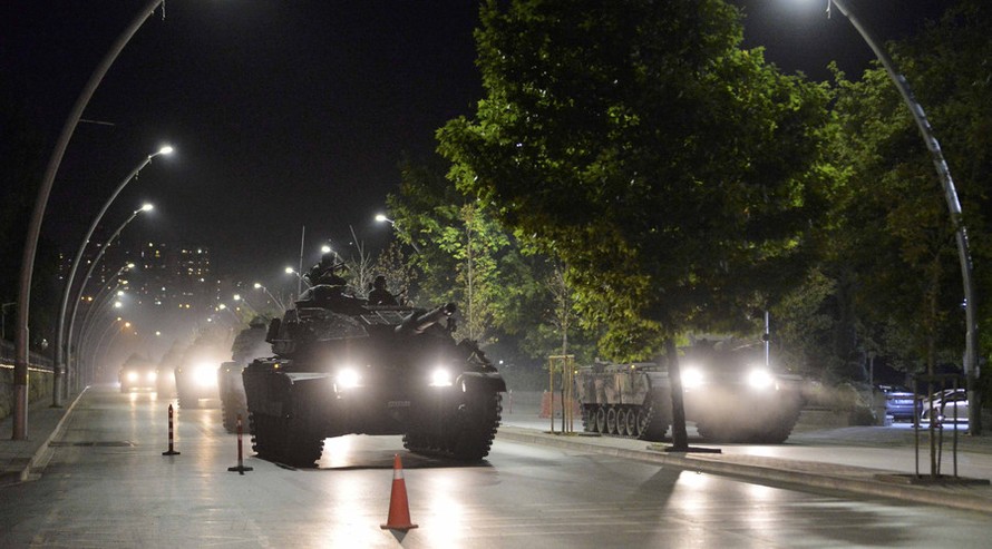 Xe tăng xuất hiện trên đường phố Ankara