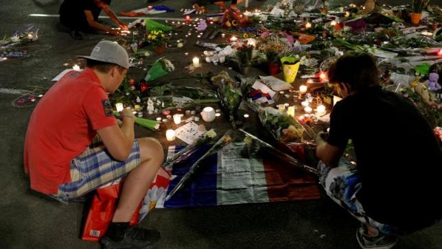 Người dân đặt nến và hoa trên đại lộ La Promenade des Anglais để tưởng nhớ những nạn nhân xấu số trong vụ thảm sát.