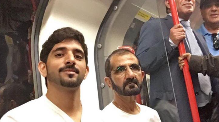 Thái tử Dubai Hamdan bin Mohammed Al Maktoum ngồi cạnh quốc vương Sheikh Mohammed bin Rashid trong tàu điện ngầm ở London