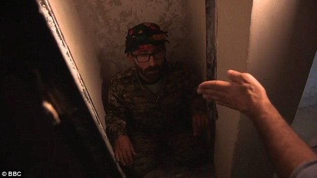 Chiến binh người Kurd vào trong căn phòng tra tấn của IS 