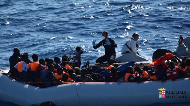 Một xuồng cao su chở đầy người tị nạn được lực lượng cứu hộ Ý giải cứu hôm 19/7.