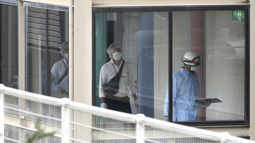 Các nhân viên y tế Nhật Bản đang làm việc tại hiện trường vụ tấn công đẫm máu
