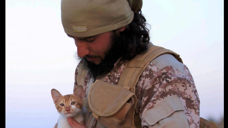Chiến binh IS ôm mèo con