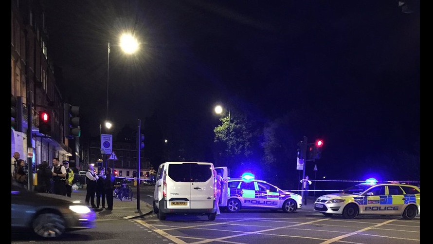 Xe cảnh sát tại hiện trường vụ tấn công ở London