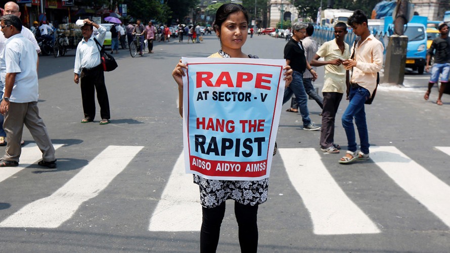 Một phụ nữ biểu tình yêu cầu chính quyền Ấn Độ treo cổ kẻ hiếp dâm, bảo vệ phụ nữ