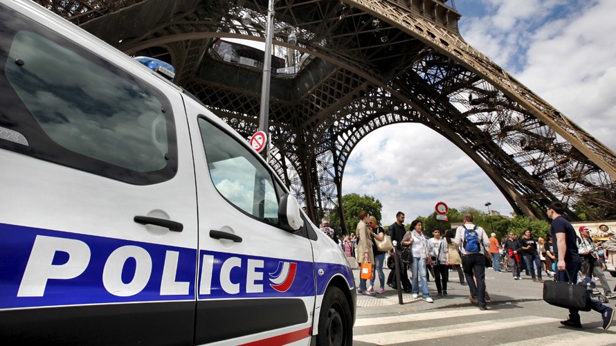 Cảnh sát sơ tán tại tháp Eiffel vì balo khả nghi bỏ lại gần tháp
