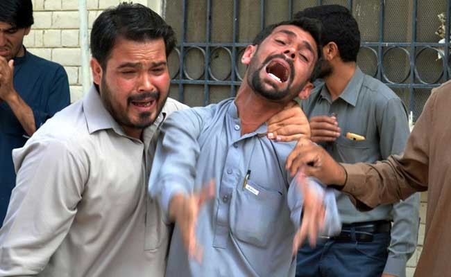 Người thân khóc thương các nạn nhân tử vong trong vụ đánh bom đẫm máu ở bệnh viện thành phố Quetta