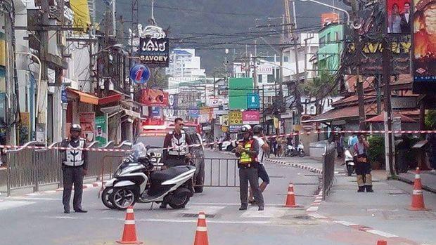 Cảnh sát phong tỏa một đoạn đường nơi vừa diễn ra vụ đánh bom ở Phuket sáng 12/8
