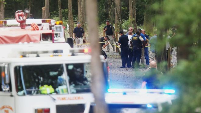 Cảnh sát tại hiện trường vụ rơi máy bay ở Alabama. Ảnh: AP.