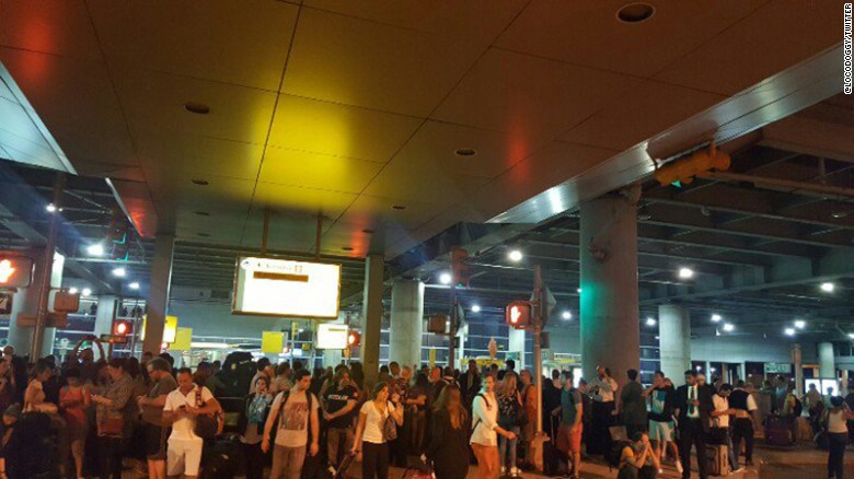 Hành khách tại hai nhà ga của sân bay John F. Kennedy buộc phải sơ tán
