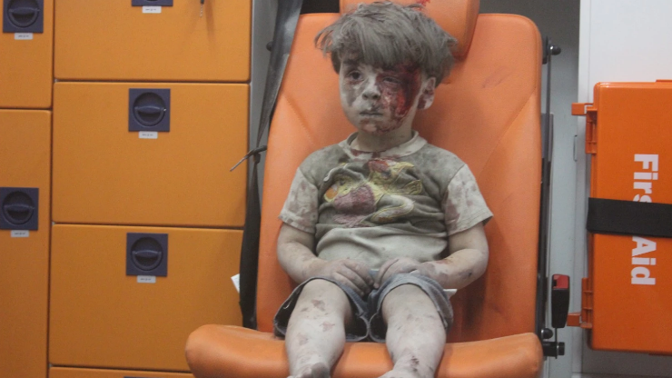 Em bé dính đầy máu và bụi đang là biểu tượng cho sự khốc liệt của cuộc chiến ở Syria.