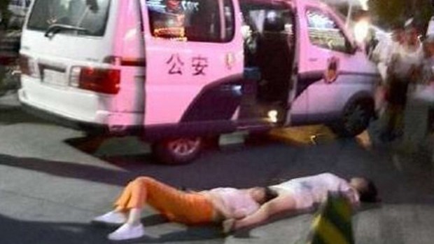 Hai người ngất xỉu trên đường vì cãi vã suốt 8 tiếng. Ảnh: SCMP.