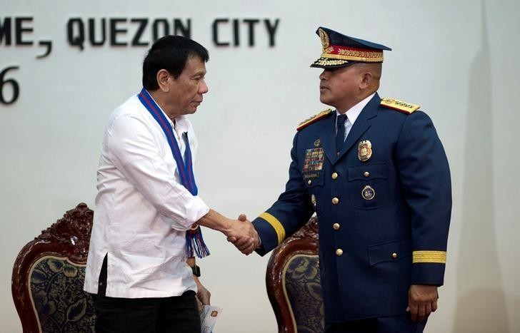 Tổng thống Philippines Rodrigo Duterte bắt tay Giám đốc Cảnh sát Quốc gia Ronald Dela Rosa 