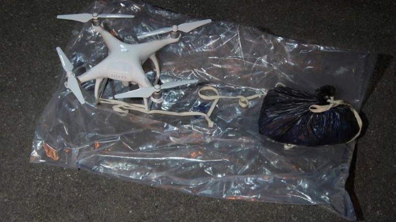 Máy bay không người lái cùng túi đựng ma túy và điện thoại được phát hiện gần nhà tù Pentonville