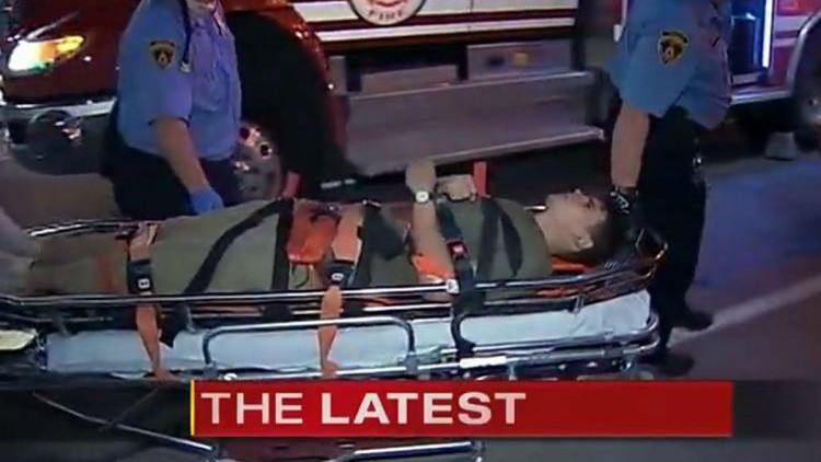 Chàng trai được đưa vào bệnh viện sau khi được giải cứu ra khỏi khe hở giữa hai tòa nhà