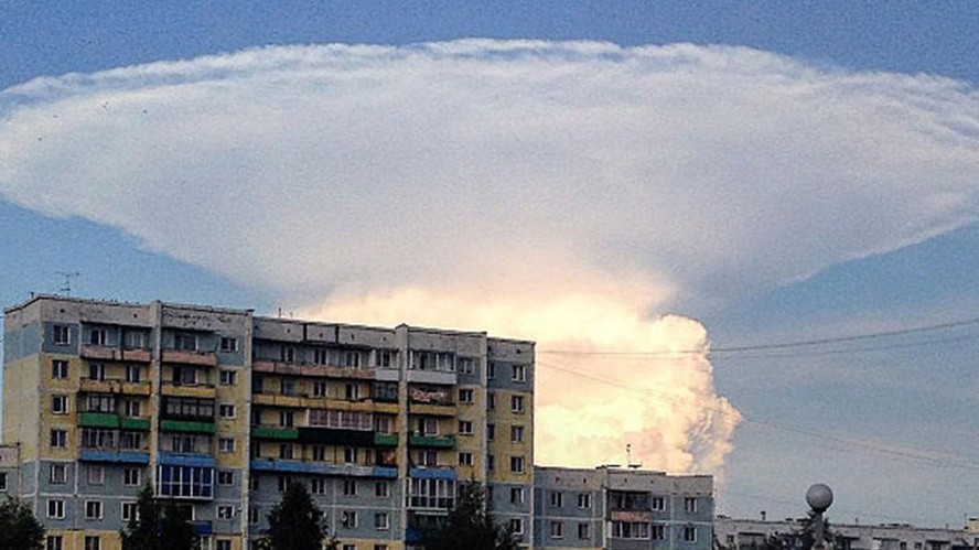 Đám mây hình nấm có đủ những điểm đặc trưng của một vụ nổ nguyên tử.