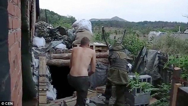 Hai binh sỹ Ukraine dùng súng cao su phóng lựu đạn về phía đối phương
