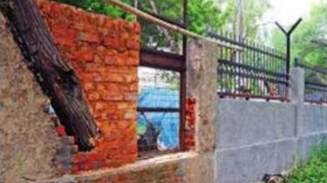 Cha của nạn nhân và nghi phạm cùng làm việc trong một nhà thầu chịu trách nhiệm xây dựng tường bao cho văn phòng cảnh sát ở Vikaspuri, tây New Delhi.