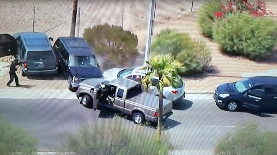 Ba chiếc xe của cảnh sát khóa chặt xe nghi phạm cướp ngân hàng.