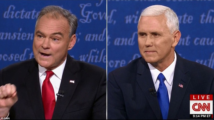 Ứng viên Tim Kaine của đảng Dân chủ (trái) và đối thủ Mike Pence của đảng Cộng hòa