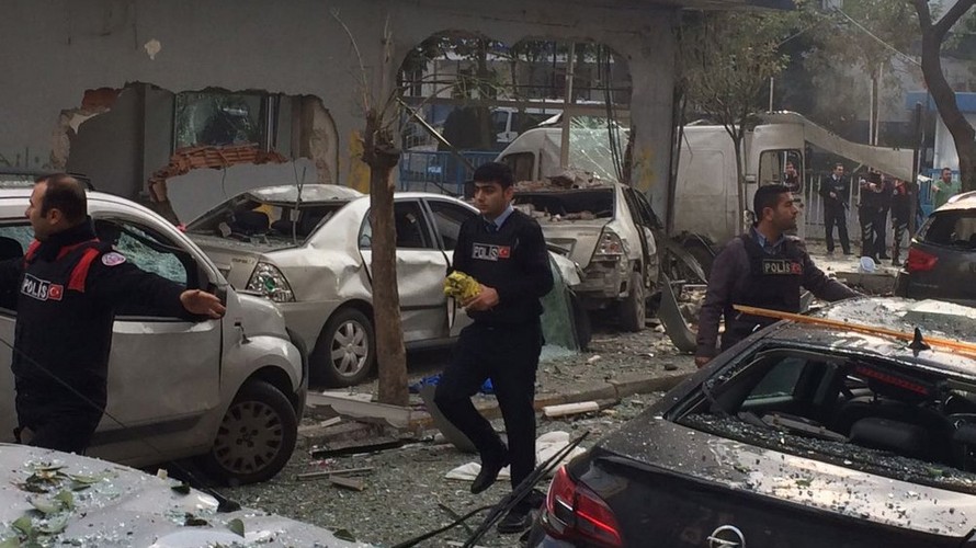 Hiện trường vụ đánh bom gần đồn cảnh sát ở Istanbul