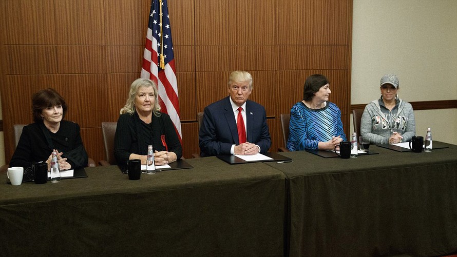Ứng viên đảng Cộng hòa Donald Trump cùng 4 phụ nữ được cho là nạn nhân của gia đình Clinton trong cuộc họp báo ngay trước cuộc tranh luận thứ 2