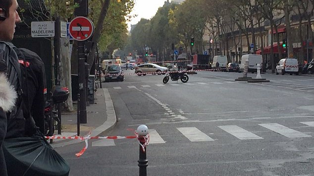 Đại lộ Boulevard de la Madeleine cùng các tuyến đường xung quanh bị phong tỏa vì chiếc xe chứa bom.