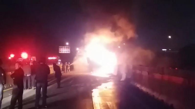 Chiếc xe bốc cháy ngùn ngụt trên cao tốc tối ngày 13/10.
