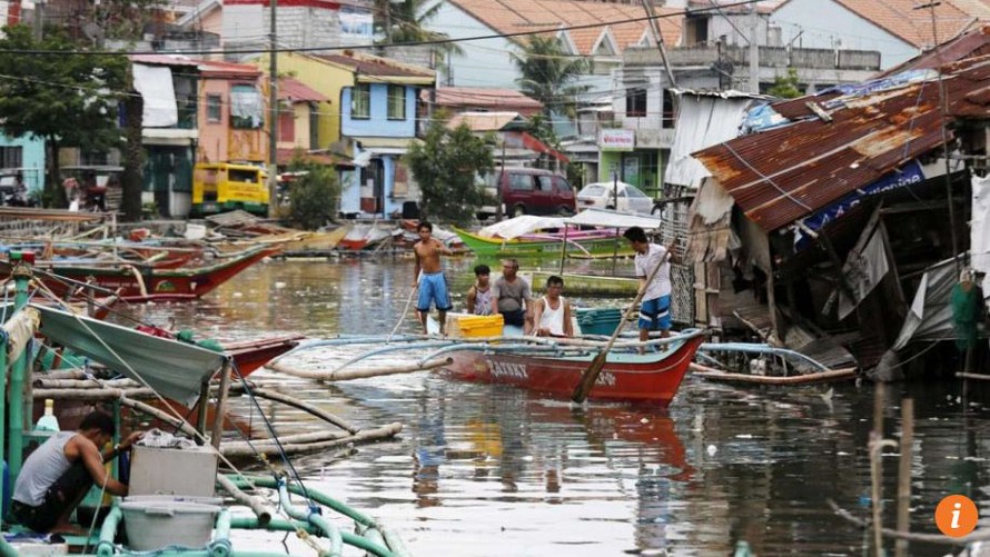 Siêu bão Sarika quét qua Philippines gây nên nhiều vụ lở đất, ngập lụt.